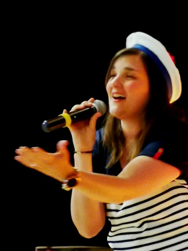 Delphine chante dans le spectacle la croisière en chansons